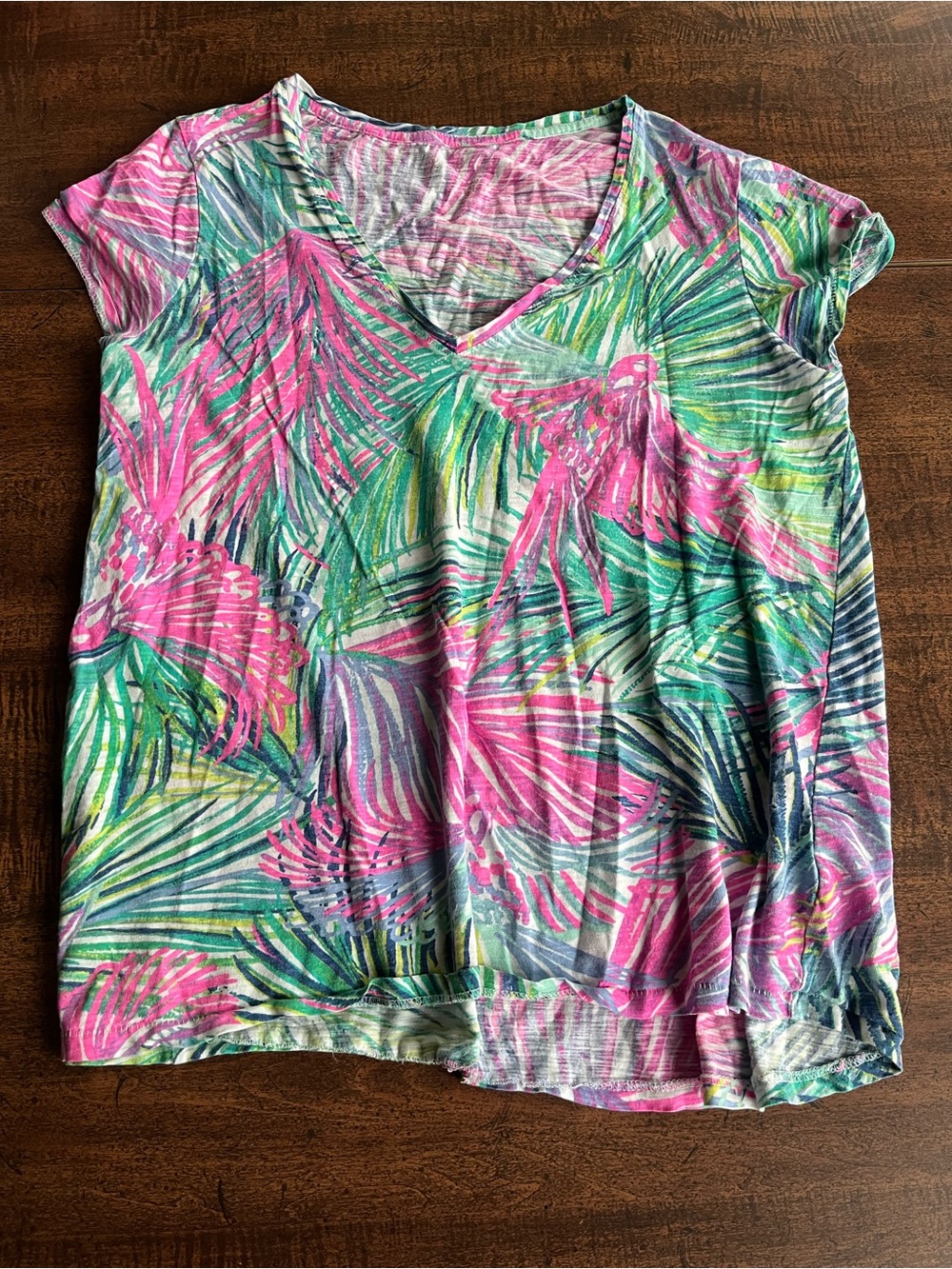 Lilly Pulitzer Etta V Neck Tee Small 
Scarlett Macaw Tropical Palm Beach Cotton